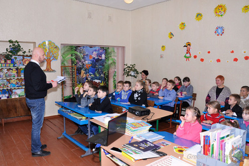 Школярам Гребінківщини роздали флікери для їх безпеки на дорогах