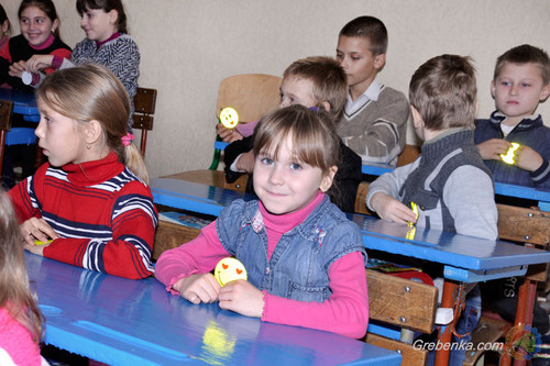 Школярам Гребінківщини роздали флікери для їх безпеки на дорогах