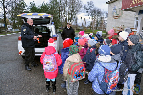 Школярам Гребінківщини роздали флікери для їх безпеки на дорогах