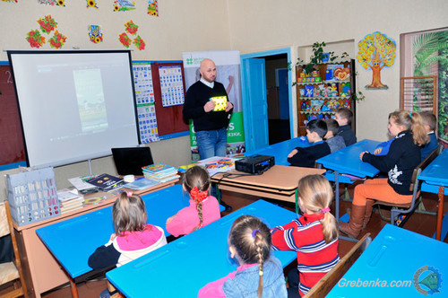 Школярам Гребінківщини роздали флікери для їх безпеки на дорогах