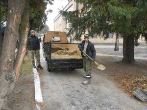 Посипання, оброблення доріг і тротуарів піщано-соляною сумішшю