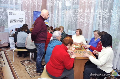 В Гребінці відкрили куточок освітніх ігор для літніх людей