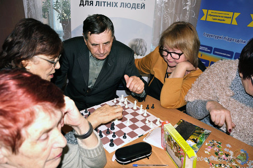 В Гребінці відкрили куточок освітніх ігор для літніх людей