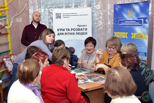 В Гребінці відкрили куточок освітніх ігор для літніх людей