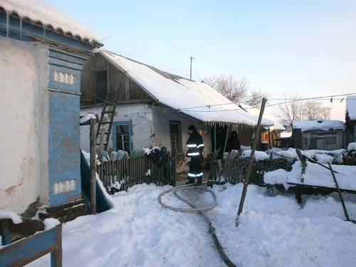 На Гребінківщині горіла господарська будівля з худобою