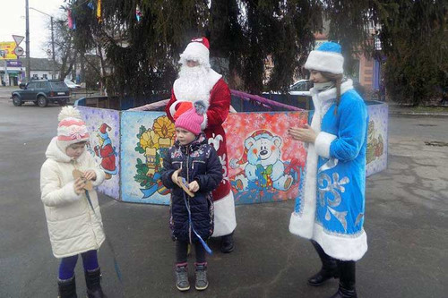 Новорічні розваги біля головної ялинки Пирятина Новорічні розваги біля головної ялинки Пирятина