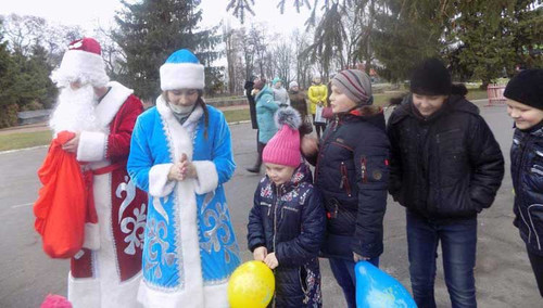 Новорічні розваги біля головної ялинки Пирятина Новорічні розваги біля головної ялинки Пирятина