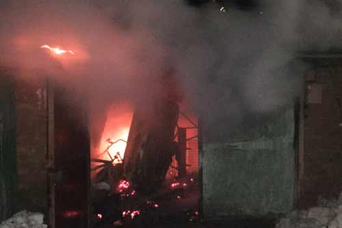 На Полтавщині згорів гараж разом з автомобілем ВАЗ (ФОТО)