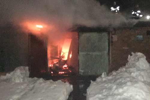 На Полтавщині горів гараж з автомобілем
