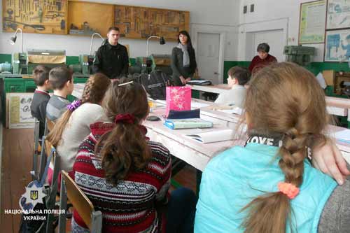 Правоохоронці під час профілактичних уроків