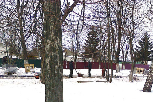 В Гребінці тротуарну плитку кладуть прямо у сніг