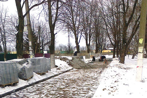 В Гребінці тротуарну плитку кладуть прямо у сніг