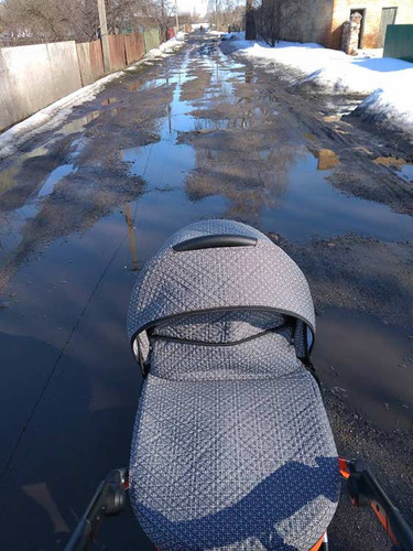 Озеро замість дороги: одну з вулиць Гребінки затопило водою