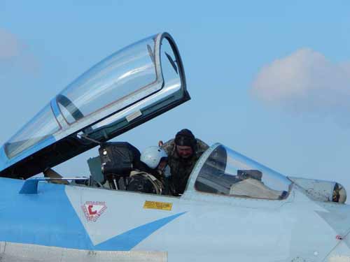 Льотчики-винищувачі відпрацьовували фігури складного пілотажу