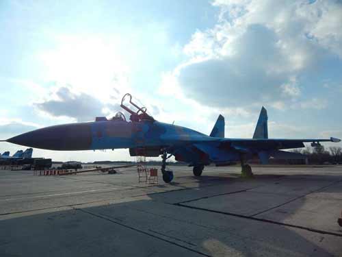 Льотчики-винищувачі відпрацьовували фігури складного пілотажу