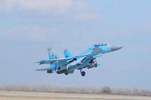 Льотчики-винищувачі відпрацьовували фігури складного пілотажу