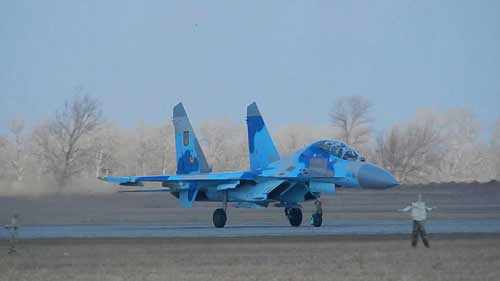 Льотчики-винищувачі відпрацьовували фігури складного пілотажу