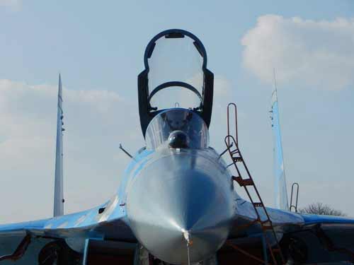 Льотчики-винищувачі відпрацьовували фігури складного пілотажу