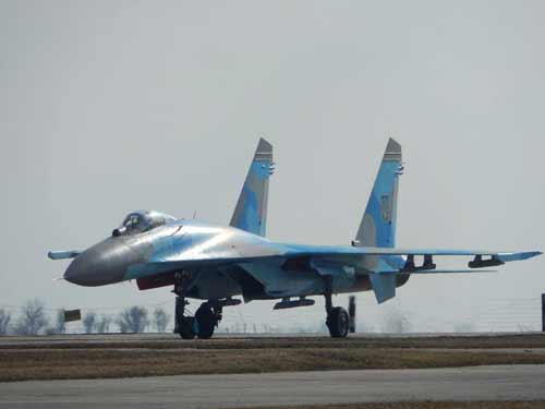 Льотчики-винищувачі відпрацьовували фігури складного пілотажу