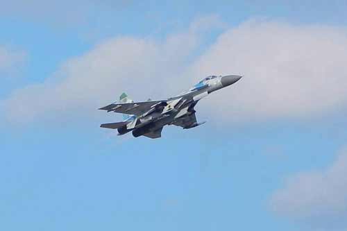 Льотчики-винищувачі відпрацьовували фігури складного пілотажу