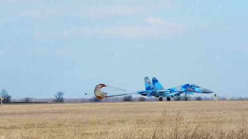 Льотчики-винищувачі відпрацьовували фігури складного пілотажу