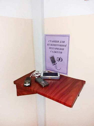 Станція для підзарядки гаджетів у суді