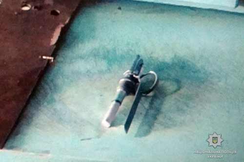 На Гребінківщині поліцейські виявили гранату та запал до неї