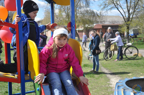 Гребінка, дитячий майданчик