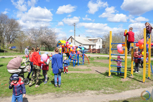 Гребінка, дитячий майданчик