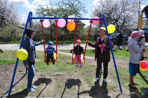 Гребінка, дитячий майданчик