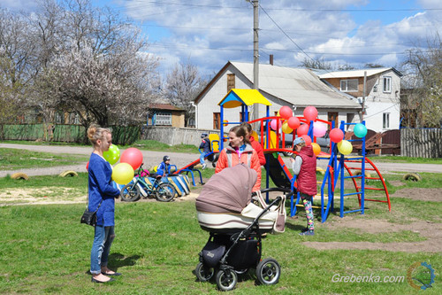 Гребінка, дитячий майданчик