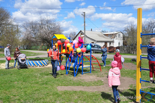 Гребінка, дитячий майданчик