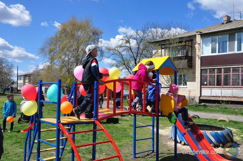 Гребінка, дитячий майданчик