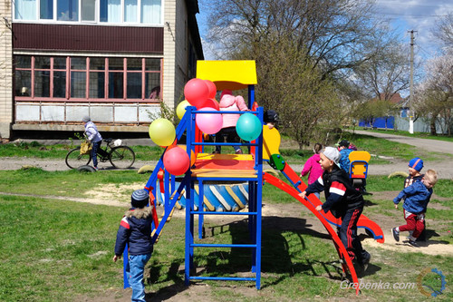Гребінка, дитячий майданчик