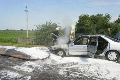 На Пирятинщині горів автомобіль «Пежо-605» (ФОТО)