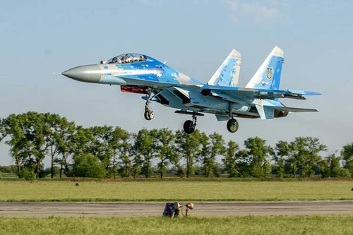 На Полтавщині найдосвідченіші льотчики показали фігури вищого пілотажу На Полтавщині найдосвідченіші льотчики показали фігури вищого пілотажу