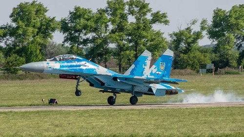 На Полтавщині найдосвідченіші льотчики показали фігури вищого пілотажу На Полтавщині найдосвідченіші льотчики показали фігури вищого пілотажу