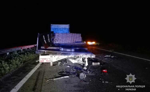 На Пирятинщині «Citroën» врізався в припарковану вантажівку