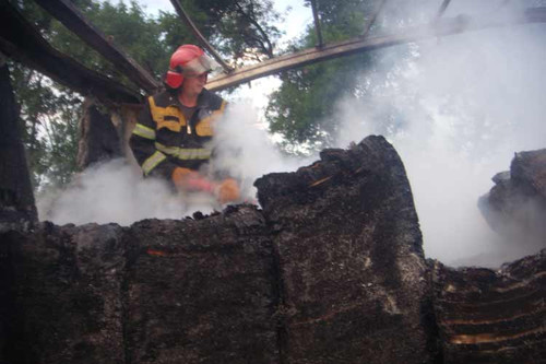 Під Лубнами на трасі Київ-Харків горіла фура з папером Під Лубнами на трасі Київ-Харків горіла фура з папером