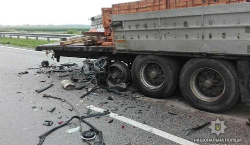 На Пирятинщині «Citroën» врізався в припарковану вантажівку