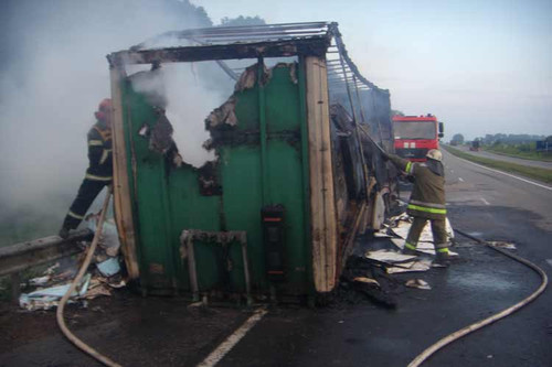 Під Лубнами на трасі Київ-Харків горіла фура з папером Під Лубнами на трасі Київ-Харків горіла фура з папером