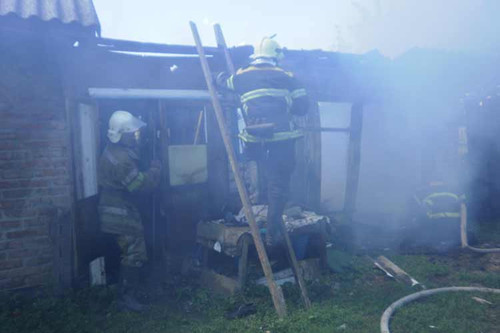 На Пирятинщині через недопалок згорів гараж