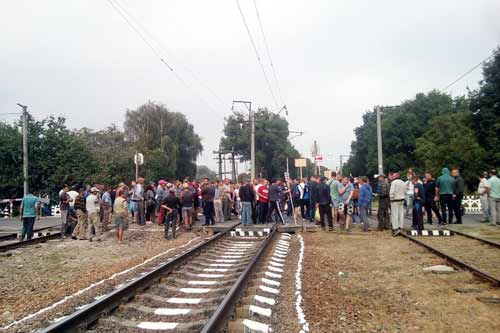 У Лубнах жителі перекривали залізничний переїзд