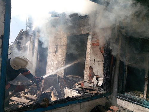 На Гребінківщині вогнеборці ліквідували пожежу у приватній оселі