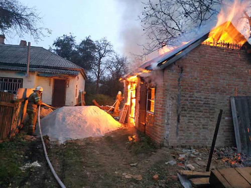 у Лубнах бійці ДСНС гасили пожежу