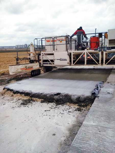 На Полтавщині продовжують будувати бетонну дорогу