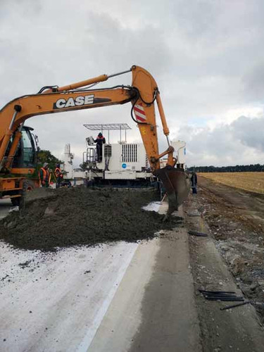 На Полтавщині продовжують будувати бетонну дорогу