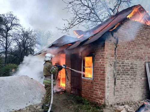 у Лубнах бійці ДСНС гасили пожежу
