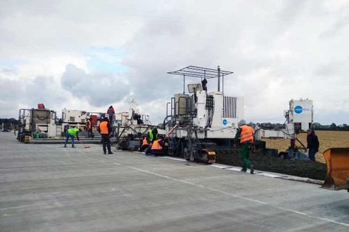 На Полтавщині продовжують будувати бетонну дорогу