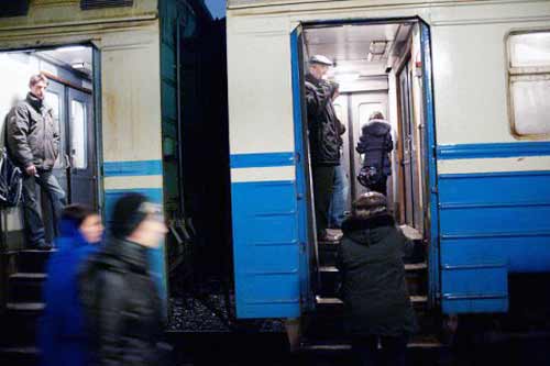 Пасажир електропоїзда Борщагівка - Гребінка під час руху транспорту випав з вагона через вікно та помер